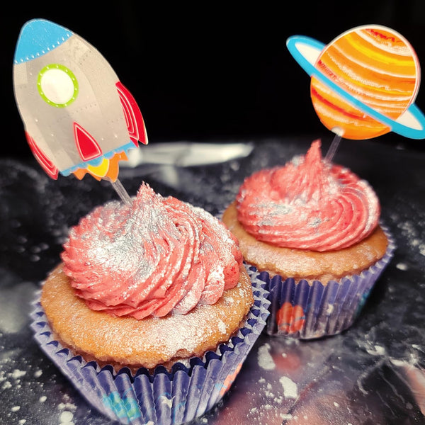 I tested this on strawberry cupcakes and it gave them a very spacey metallic shimmer- so pretty! Had zero taste and the metallic dust is very finely-milled. I didn't have a brush though and the jar didn't have a shaker top- only came with a wooden spoon (a very cute little one at that)- so I kinda made do with scooping and dispersing with a spoon. I ended up with glitter and little dust piles everywhere, so will have to try a better method the next time! I think the only addition I'd like to see is a marking of where this was made on the label for those that look for that info.