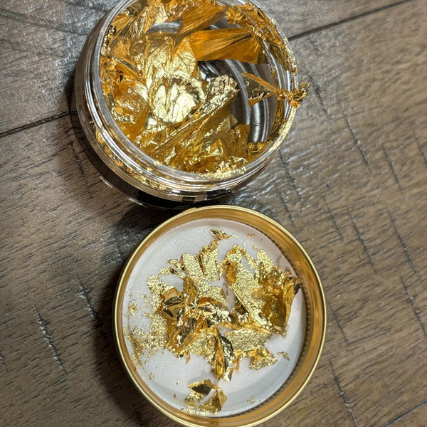 I know this for a wedding cake. When opened it was mostly empty. It was gold on the side that made it seem as if the container was full but it’s wasn’t. I was pretty disappointed. The gold looks good though.